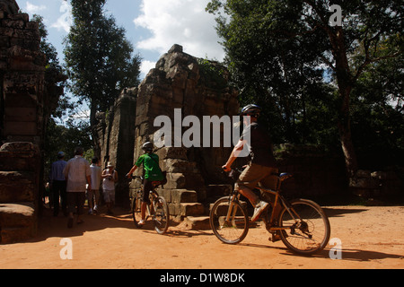 Angkor-Radtour mit Grasshopper Adventures. Stockfoto