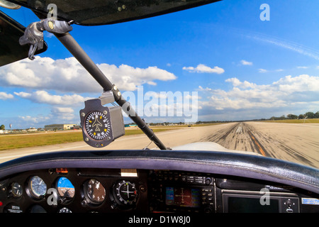 Cockpit-Ansicht von Kleinflugzeugen von Start-und Landebahn Stockfoto