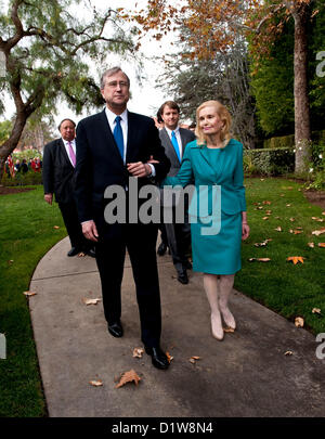 6. Januar 2013 fahren - Yorba Linda, Kalifornien, USA - TRICIA NIXON COX und ihr Mann EDWARD F. COX nach Abschluss der Feierlichkeiten zur hundertjährigen Geburtstagsfeier Richard Nixon. (Kredit-Bild: © Brian Cahn/ZUMAPRESS.com) Stockfoto