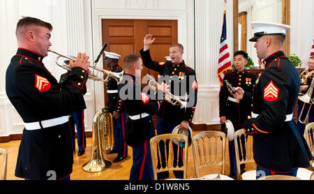 6. Januar 2013 - Yorba Linda, Kalifornien, USA - Mitglieder des 3rd Marine Aircraft Wing Band Aufwärmen vor Beginn der Feierlichkeiten zur hundertjährigen Geburtstagsfeier Richard Nixon. (Kredit-Bild: © Brian Cahn/ZUMAPRESS.com) Stockfoto