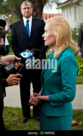 6. Januar 2013 - Yorba Linda, Kalifornien, USA - mit ihrem Ehemann, EDWARD F. COX, spricht auf der Suche auf, TRICIA NIXON COX mit den Medien nach dem Ende der Feierlichkeiten zur hundertjährigen Geburtstagsfeier Richard Nixon. (Kredit-Bild: © Brian Cahn/ZUMAPRESS.com) Stockfoto