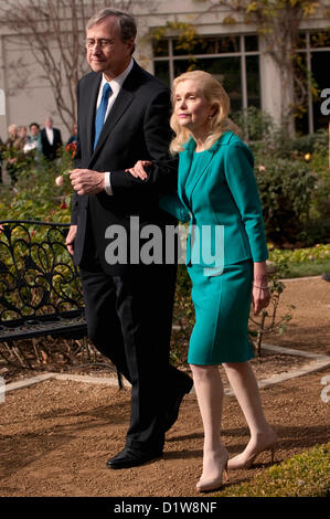 6. Januar 2013 fahren - Yorba Linda, Kalifornien, USA - TRICIA NIXON COX und ihr Mann EDWARD F. COX nach Abschluss der Feierlichkeiten zur hundertjährigen Geburtstagsfeier Richard Nixon. (Kredit-Bild: © Brian Cahn/ZUMAPRESS.com) Stockfoto
