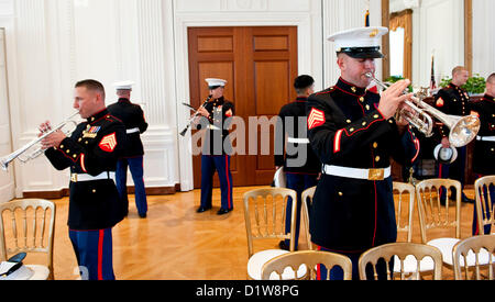 6. Januar 2013 - Yorba Linda, Kalifornien, USA - Mitglieder des 3rd Marine Aircraft Wing Band Aufwärmen vor Beginn der Feierlichkeiten zur hundertjährigen Geburtstagsfeier Richard Nixon. (Kredit-Bild: © Brian Cahn/ZUMAPRESS.com) Stockfoto