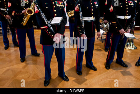 6. Januar 2013 montieren - Yorba Linda, Kalifornien, USA - Mitglieder des 3rd Marine Aircraft Wing Band vor Beginn der Zeremonien an der Nixon Presidential Library Richard Nixon Centennial Geburtstagsfeier. (Kredit-Bild: © Brian Cahn/ZUMAPRESS.com) Stockfoto