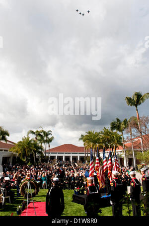 6. Januar 2013 - Yorba Linda, Kalifornien, USA - The Marine Aircraft Group-13 Harrier Squadron führt eine Überführung während der Richard Nixon Centennial Geburtstagsfeier bei der Nixon Presidential Library. (Kredit-Bild: © Brian Cahn/ZUMAPRESS.com) Stockfoto