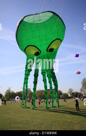 Einen riesigen Drachen in Streatham Common Kite Day, London Stockfoto