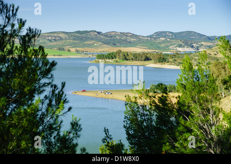 Spanien, Andalusien - Embalse del Conde de Guadalhorce, einer der großen Stauseen flussaufwärts von Malaga. Landschaftspark. Stockfoto