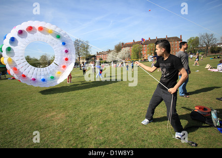 Eine riesige Drachen in Streatham Common Kite Day, London Stockfoto