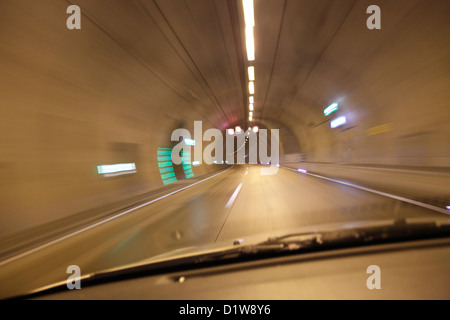 Fahren eines Autos durch einen tunnel Stockfoto