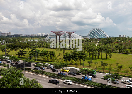 Blick über Autobahn bei Gardens by the Bay, Singapur Stockfoto