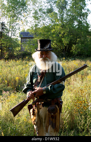 Ein Notverband posiert mit einem Gewehr in eine Prärie Stockfoto