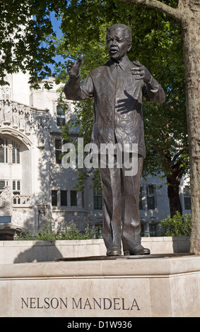 LONDON - 23. Mai: Nelson Mandela-Denkmal von Bildhauer Glyn Williams am Bundesplatz am 23. Mai 2009 in London. Stockfoto