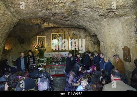 Mijas, das Heiligtum der Jungfrau von der Peak - Santuario de le Virgen De La Peña. Felsenkapelle Höhle. Ein geselliges Beisammensein. Stockfoto