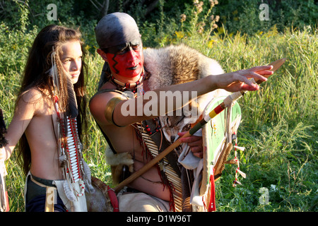 Eine Native American Indian Mann zeigte auf die Entfernung seines Sohnes zeigt, wo zu jagen Stockfoto