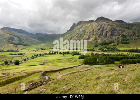 Langdale Pikes und Mickleden aus Seite Pike, der englischen Lake District, Cumbria, England Stockfoto