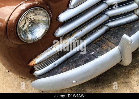 Oldtimer-front Grill und Scheinwerfer-details Stockfoto