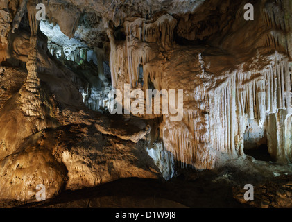 Spanien, Andalusien - Cuevas de Nerja, die Höhlen von Nerja. Beleuchteten Galerien von Kalkstein-Formationen. Stockfoto