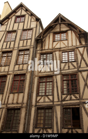 Dieses paar von mittelalterlichen Fachwerkhäusern im modischen Marais Bezirk von Paris sind sehr alt und kann bis ins 14. Jahrhundert zurück datieren. Frankreich. Stockfoto