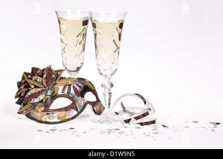 Maskerade Maske und Champagner isoliert auf weiss Stockfoto
