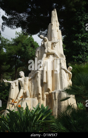 Cuevas de Nerja, die Höhlen von Nerja. Beleuchteten Galerien von Kalkstein-Formationen. Statue, die Kennzeichnung der Entdeckung. Stockfoto