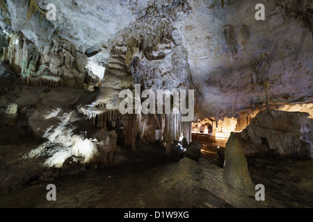 Spanien, Andalusien - Cuevas de Nerja, die Höhlen von Nerja. Beleuchteten Galerien von Kalkstein-Formationen. Stockfoto