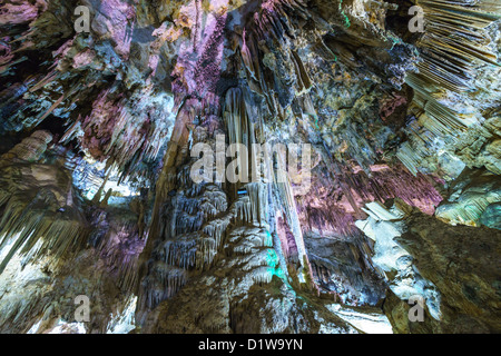 Spanien, Andalusien - Cuevas de Nerja, die Höhlen von Nerja. Stalaktiten steigen dramatisch aus der Höhle Dach. Stockfoto