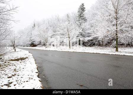 Franconia Notch State Park - Licht des Schnees in den Herbstmonaten auf dem Franconia Notch-Radweg in den White Mountains, New Hampshire USA abstauben Stockfoto