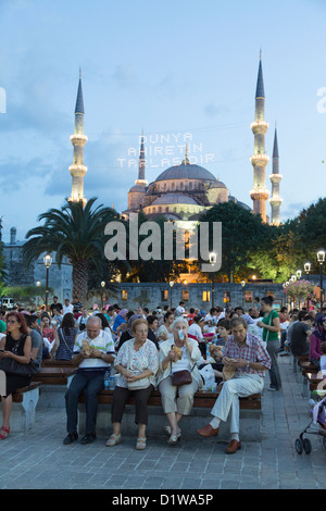 Muslime während des Ramadan Picknick in einem Park im Stadtteil Sultan Ahmet, Istanbul, Türkei Stockfoto