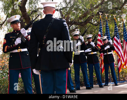 6. Januar 2013 ausführen - Yorba Linda, Kalifornien, USA - das 3. Bataillon, 1. marinen 21 Salutschüssen an die Nixon Presidential Library Richard Nixon Centennial Geburtstagsfeier. (Kredit-Bild: © Brian Cahn/ZUMAPRESS.com) Stockfoto