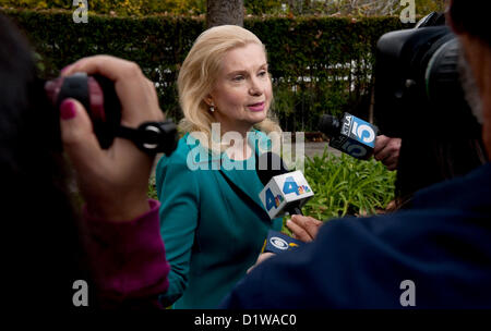 6. Januar 2013 - Yorba Linda, Kalifornien, USA - TRICIA NIXON COX spricht mit den Medien nach dem Besuch der Richard Nixon Centennial Geburtstagsfeier bei der Nixon Presidential Library. (Kredit-Bild: © Brian Cahn/ZUMAPRESS.com) Stockfoto