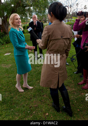 6. Januar 2013 spricht - Yorba Linda, Kalifornien, USA - TRICIA NIXON COX mit chinesischen Medien nach dem Besuch der Richard Nixon Centennial Geburtstagsfeier bei der Nixon Presidential Library. (Kredit-Bild: © Brian Cahn/ZUMAPRESS.com) Stockfoto