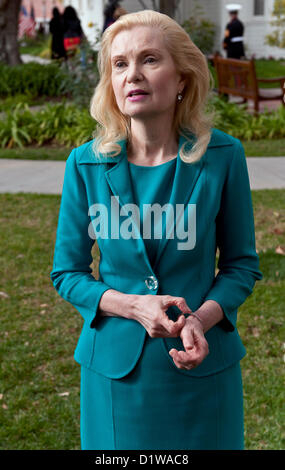 6. Januar 2013 - Yorba Linda, Kalifornien, USA - TRICIA NIXON COX spricht mit den Medien nach dem Besuch der Richard Nixon Centennial Geburtstagsfeier bei der Nixon Presidential Library. (Kredit-Bild: © Brian Cahn/ZUMAPRESS.com) Stockfoto