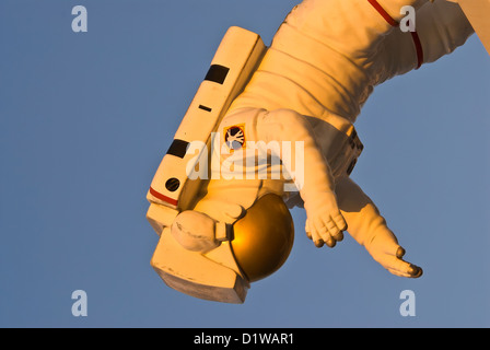 Modell der NASA-Astronauten schweben auf dem Kopf stehend im Raum Schwerelosigkeit Kennedy Space Center Visitor Center, Florida Stockfoto