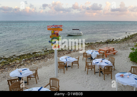 Am Ufer Strand Tabellen, Tukka Restaurant, East End von Grand Cayman, Cayman Islands, British West Indies Stockfoto