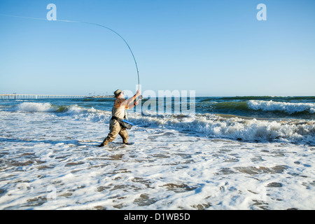 Fliegen Sie Fischer casting für Surf Barsch, La Conchita Beach in der Nähe von Carpinteria, Kalifornien, Vereinigte Staaten von Amerika Stockfoto