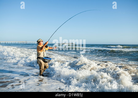 Fliegenfischer Fang von Surf, La Conchita Beach in der Nähe von Carpinteria, Kalifornien, Vereinigte Staaten von Amerika Stockfoto