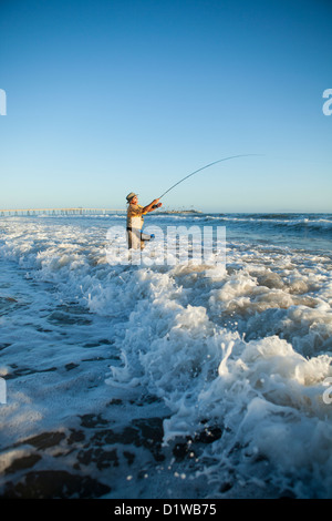 Fliegenfischer Fang von Surf, La Conchita Beach in der Nähe von Carpinteria, Kalifornien, Vereinigte Staaten von Amerika Stockfoto