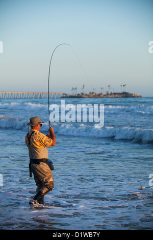 Fliegenfischer Fang von Surf, La Conchita Beach in der Nähe von Carpinteria, Kalifornien, Vereinigte Staaten von Amerika Stockfoto