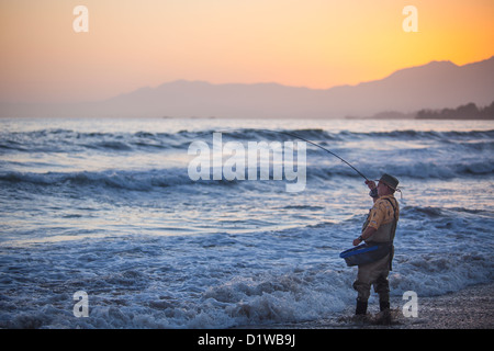 Fliegenfischer Fang von Surf, La Conchita Beach in der Nähe von Carpinteria, Kalifornien, Vereinigte Staaten von Amerika Stockfoto