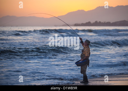 Fliegenfischer Fang von Surf, La Conchita Beach in der Nähe von Carpinteria, Kalifornien, Vereinigte Staaten von Amerika Stockfoto