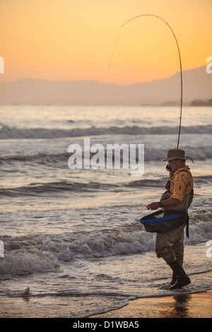 Fliegenfischer Fang von Surf, La Conchita Beach in der Nähe von Carpinteria, Kalifornien, Vereinigte Staaten von Amerika Stockfoto