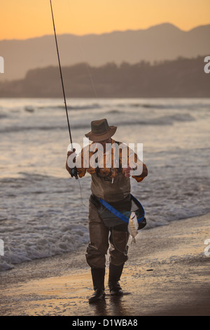 Fliegenfischer Fang von Surf, La Conchita Beach in der Nähe von Carpinteria, Kalifornien, Vereinigte Staaten von Amerika Stockfoto