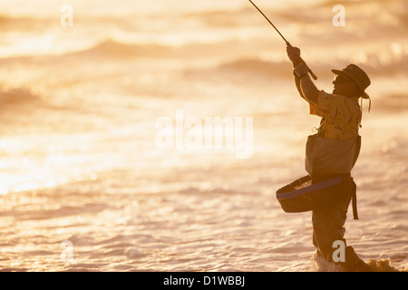 Fliegenfischer Fang von Surf, La Conchita Beach in der Nähe von Carpinteria, Kalifornien, Vereinigte Staaten von Amerika Stockfoto