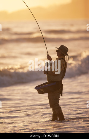 Fliegenfischer Fang von Surf, La Conchita Beach in der Nähe von Carpinteria, Kalifornien, Vereinigte Staaten von Amerika Stockfoto