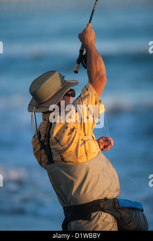 Fliegenfischer Fang von Surf, La Conchita Beach in der Nähe von Carpinteria, Kalifornien, Vereinigte Staaten von Amerika Stockfoto