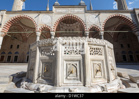 Waschungen Springbrunnen im Innenhof, Moschee von Sultan Selim, Edirne, Türkei Stockfoto