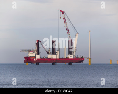 Jack Up Schwergut Schiff MPI Abenteuer Installation der Stahl Türmen von Windkraftanlagen im Windpark Redcar Januar 2013 Stockfoto