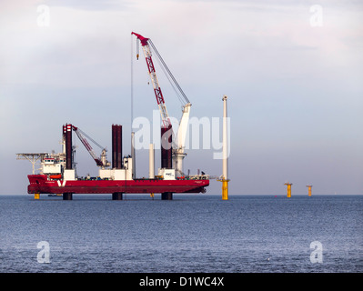 Jack Up Schwergut Schiff MPI Abenteuer Installation der Stahl Türmen von Windkraftanlagen im Windpark Redcar Januar 2013 Stockfoto