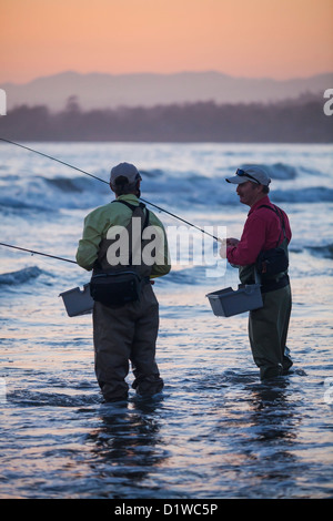 Fliegenfischen auf Barsch in der Brandung am Strand Padaro Carpinteria, Kalifornien, Vereinigte Staaten von Amerika Stockfoto