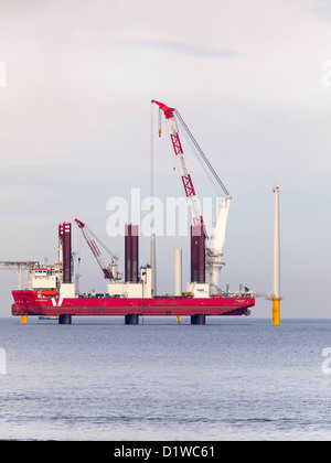 Jack Up Schwergut Schiff MPI Abenteuer Installation der Stahl Türmen von Windkraftanlagen im Windpark Redcar Januar 2013 Stockfoto